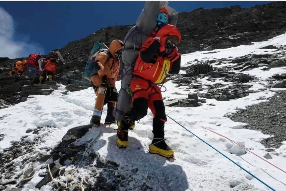 Seorang sherpa berkongsi detik cemas ketika dia menyelamatkan pendaki Malaysia pada altitud tinggi yang jarang berlaku di Gunung Everest. - Foto Reuters.