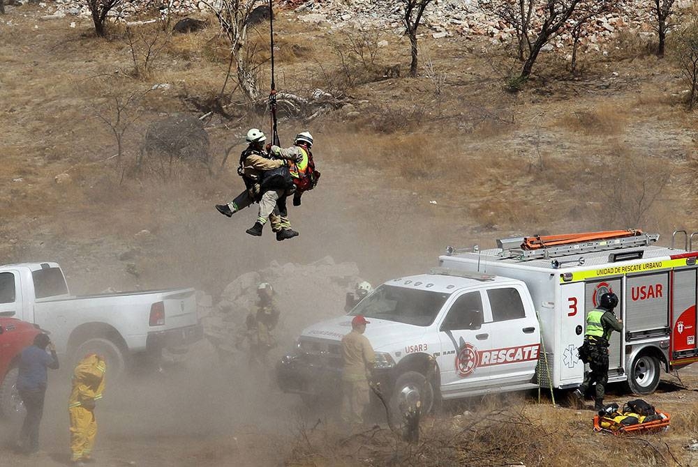 Sebanyak 45 lima beg berisi keratan anggota badan manusia ditemukan di pinggir bandar raya Mexico Guadalajara. - Foto AFP