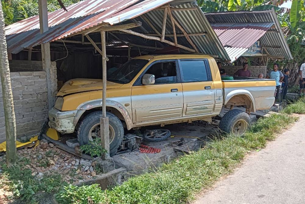 Kenderaan suspek melanggar sebuah rumah selepas menyeret motosikal warga emas dalam kemalangan di Jalan Kampung Jeram Tekoh, Gua Musang.