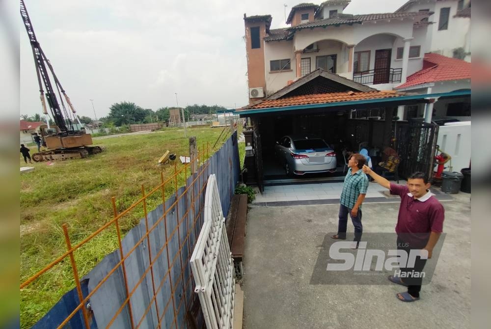 Abdul Halim (kanan) dan Ahmed Khalib (kiri) kesal apabila pemaju menyambung kembali kerja pembinaan projek tersebut.