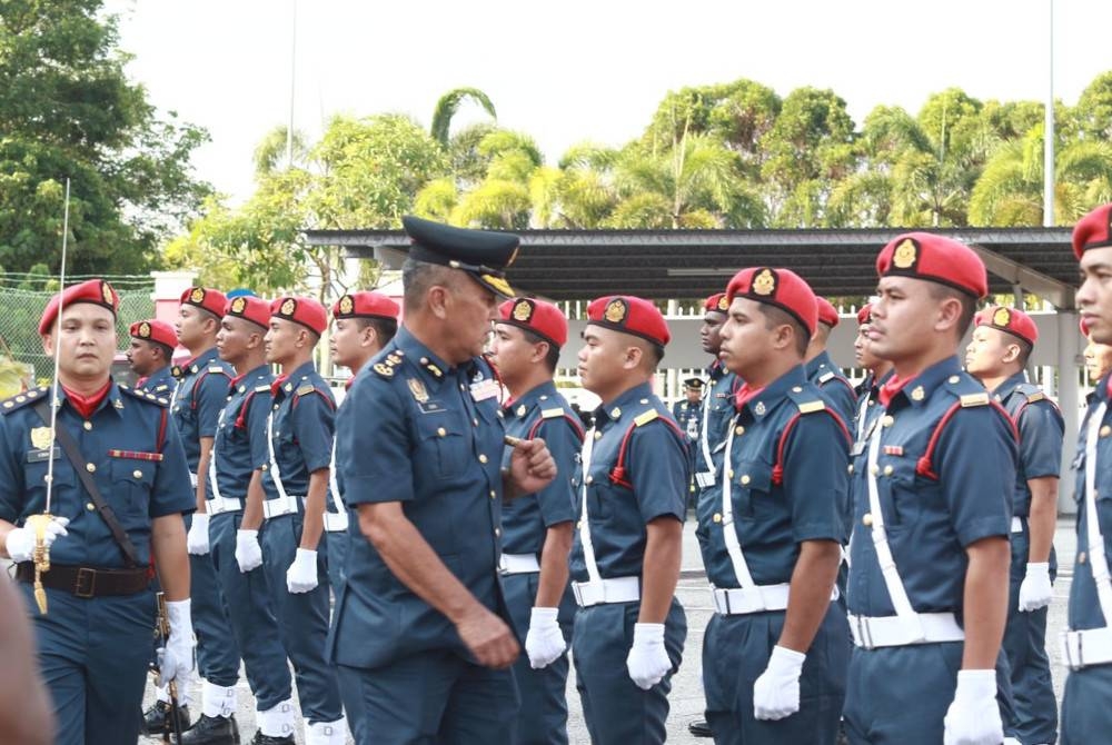 Azmi memeriksa Barisan Kehormat JBPM Perak pada Majlis Perbarisan Penghargaan Pengarah JBPM Perak di Ipoh pada Khamis.