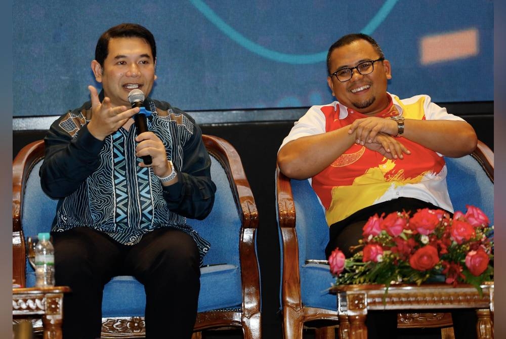 Rafizi (kiri) menjawab soalan pada sesi dialog awam Majlis Sesi Libat Urus Kajian Separuh Penggal RMK12 Kementerian Ekonomi bersama-sama Kerajaan Negeri Selangor Bagi Tahun 2023 di MBSA Convention Centre pada Khamis. - Foto Bernama