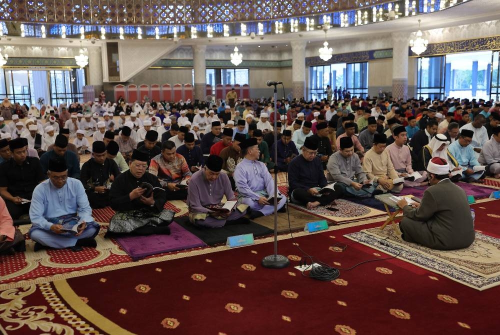 Ahmad Zahid menghadiri majlis Bacaan Yasin sempena Sambutan Ulang Tahun Hari Keputeraan Rasmi Yang di-Pertuan Agong Al-Sultan Abdullah Ri’ayatuddin Al-Mustafa Billah Shah di Masjid Negara pada Khamis. - Foto Bernama