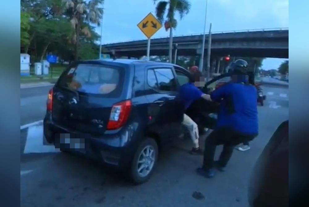 Tangkap layar klip video yang memaparkan sekumpulan lelaki menarik keluar pemandu kereta lalu membawa lari kenderaan tersebut dalam kejadian pada Rabu lalu.