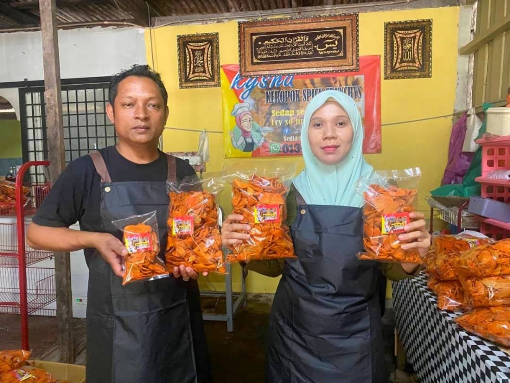 Jarak 200km dari laut tidak halang pasangan suami isteri dari Rancangan Kemajuan TanahJeram Tekoh, Gua Musang untuk bergelar pengusaha keropok ikan berjaya.