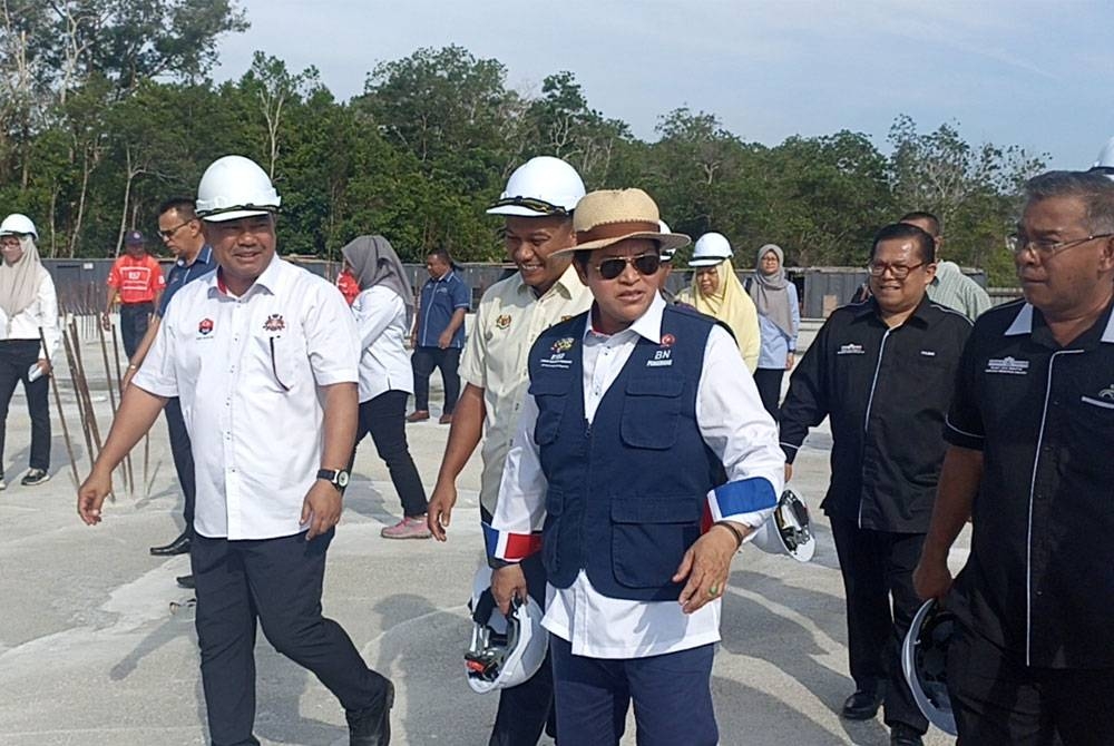 Azalina (tengah) mengadakan lawatan tapak projek Pembinaan Mahkamah Baharu Pengerang di Bandar Penawar, Kota Tinggi pada Jumaat.