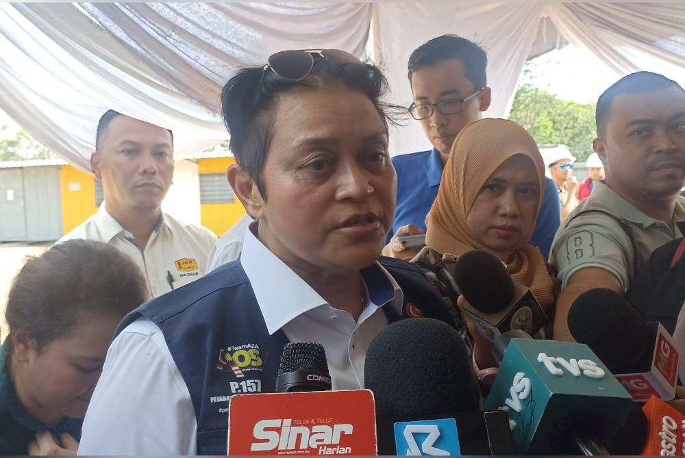 Azalina pada sidang akhbar selepas mengadakan lawatan tapak projek Pembinaan Mahkamah Baharu Pengerang di Bandar Penawar, Kota Tinggi pada Jumaat.