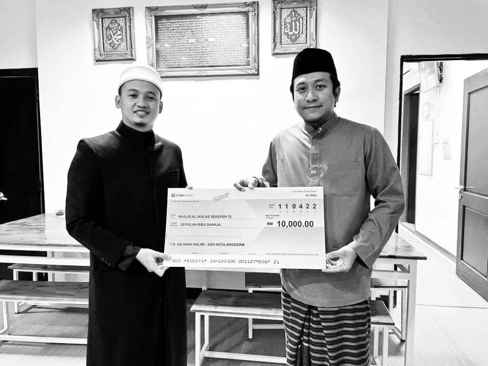 Najwan (kanan) berkongsi foto bersama Allahyarham dalam satu majlis yang diadakan baru-baru ini.