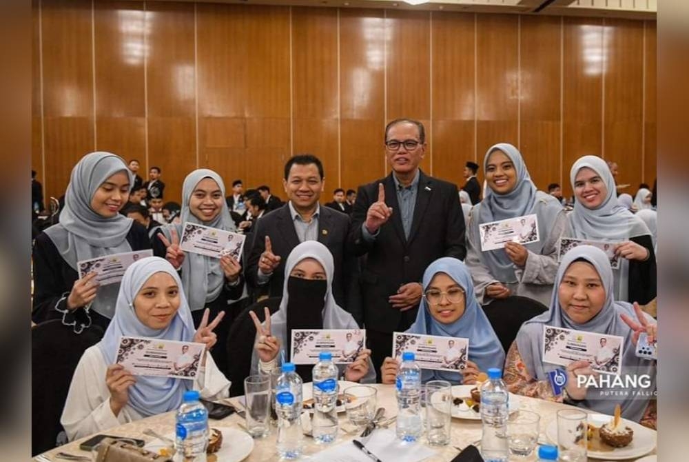 Wan Rosdy bersama sebahagian pelajar anak Pahang yang sedang mengikuti pengajian di Kaherah Mesir. - Foto Pahang Media