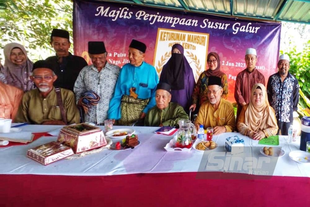 Sebahagian ahli keluarga keturunan Mahsuri yang hadir bergambar kenangan pada Majlis Perjumpaan Susur Galur Keturunan Mahsuri Putih Kentoi di Kampung Paya Pulau Dudur, Jitra di sini pada Jumaat