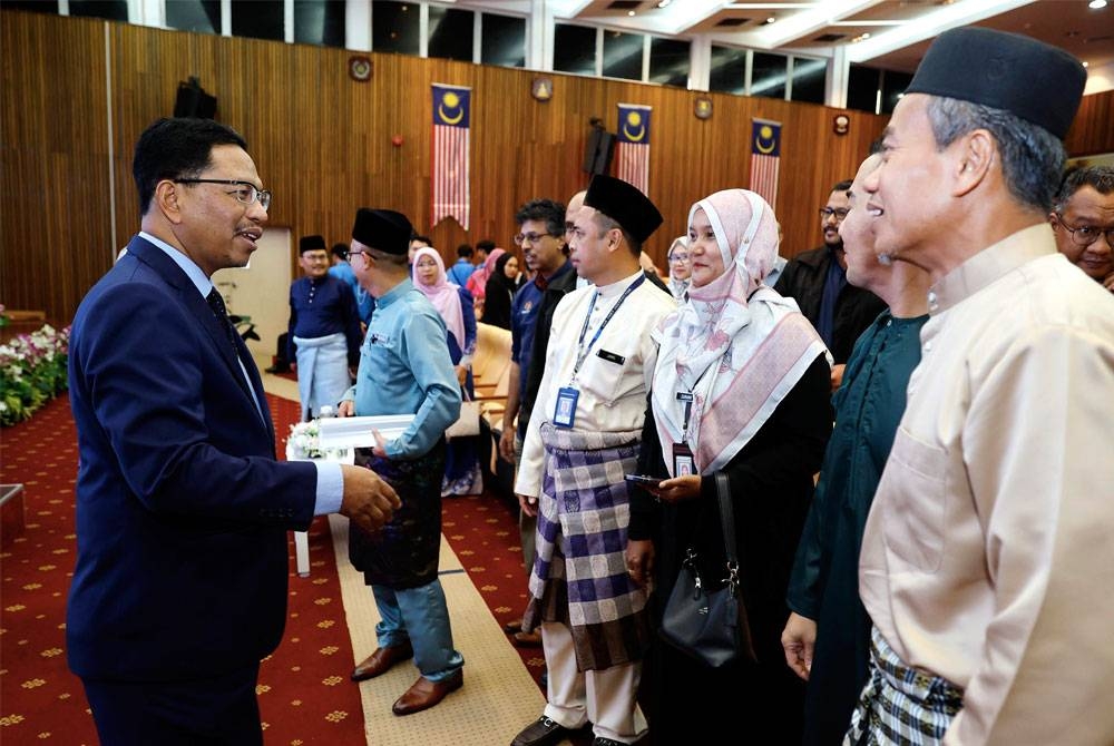 Zaini (kiri) hadir pada majlis Perasmian Seminar: TVET Pemangkin Pembentukan Malaysia Madani sempena Hari TVET Negara 2023 di Pusat Latihan Pengajar dan Kemahiran Lanjutan (CIAST), pada Jumaat. - Foto Bernama