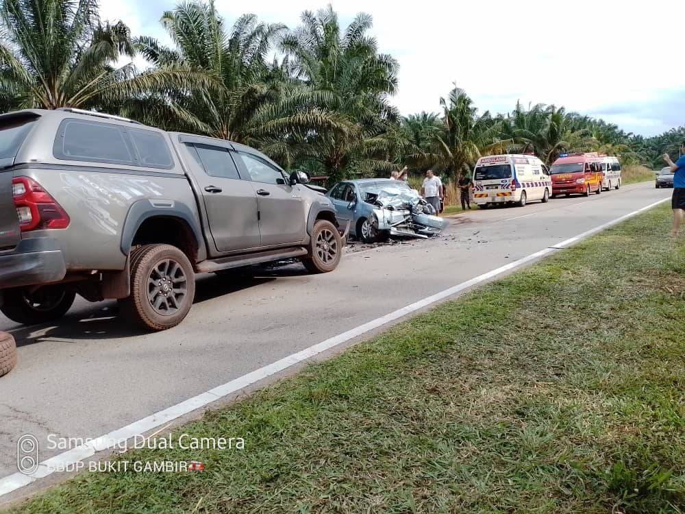 Keadaan di lokasi kemalangan di KM13 Jalan Sengkang-Teratai pada Khamis. - Foto bomba