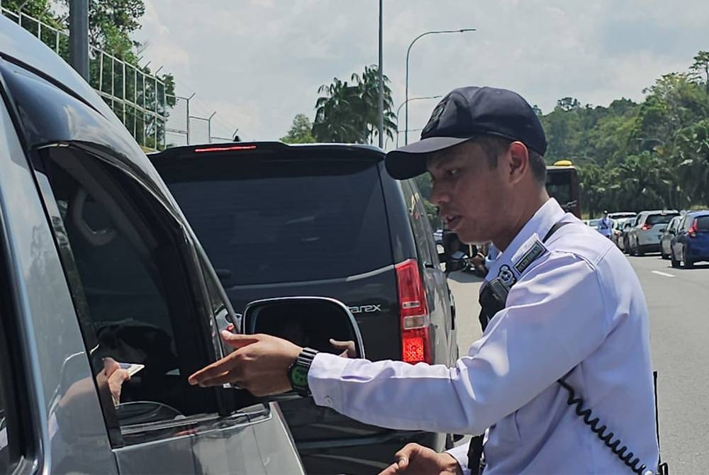 Polis Johor meningkatkan penguatkuasaan trafik di CIQ, BSI dan KSAB pada Jumaat. - Foto: Polis Johor