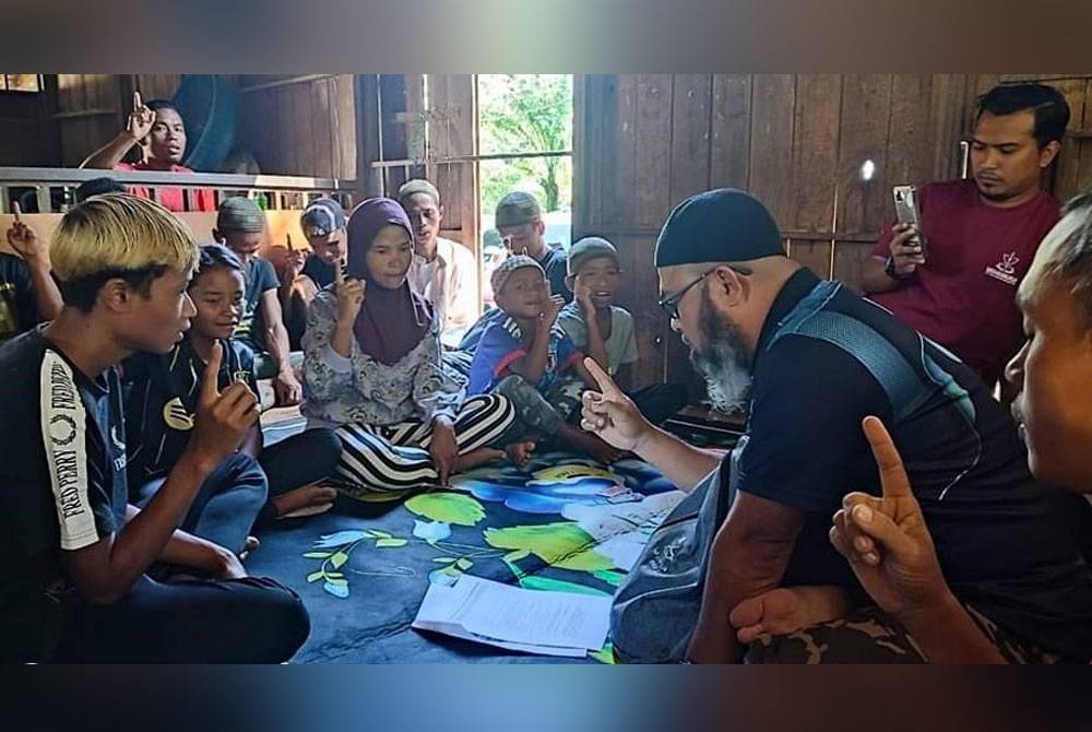 Dr Asmadi menyempurnakan majlis syahadah masyarakat Orang Asli dari Kampung Samut dan Simoi Lama,Lipis, Selasa lalu.