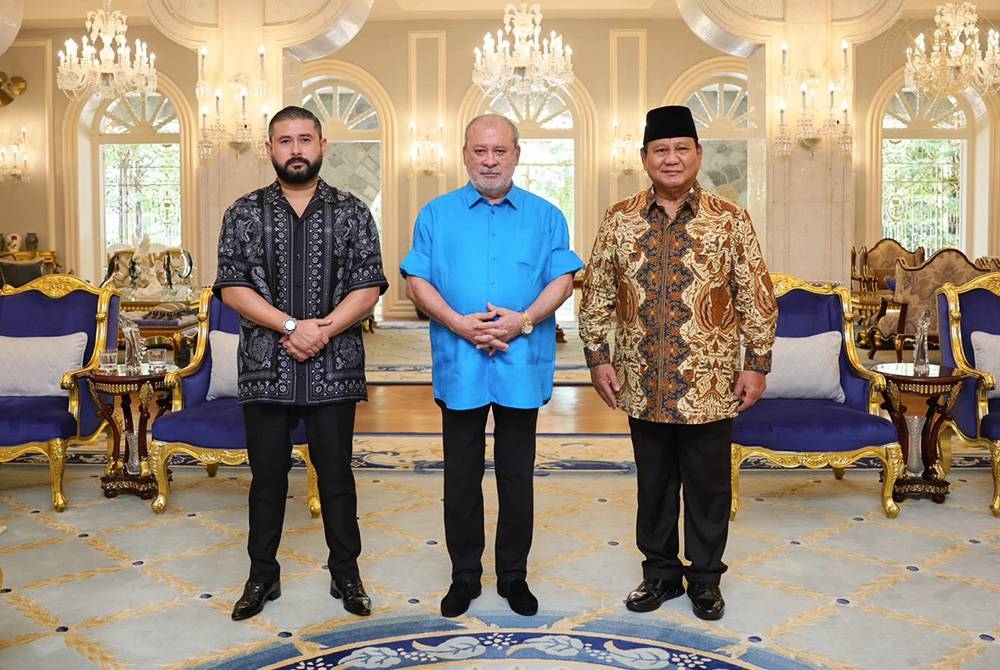 Dari kiri Tunku Ismail, Sultan Ibrahim dan Prabowo Subianto merakam kenangan selepas melakukan pertemuan di Istana Bukit Serene pada Jumaat.