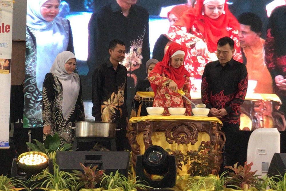 Raja Nazhatul Shima mencedok kuah laksa simbolik perasmian Pesta Laksa Kuale di Arena Kuala Kangsar.