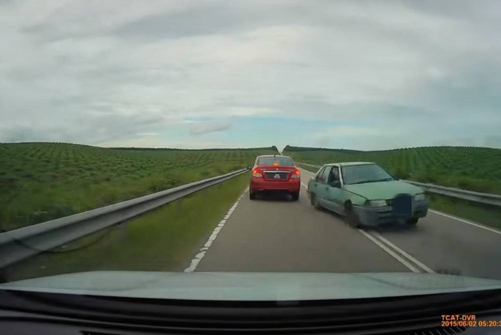 Tangkap layar video tular kereta Proton yang memandu secara berbahaya di Jalan Sengkang-Inas.