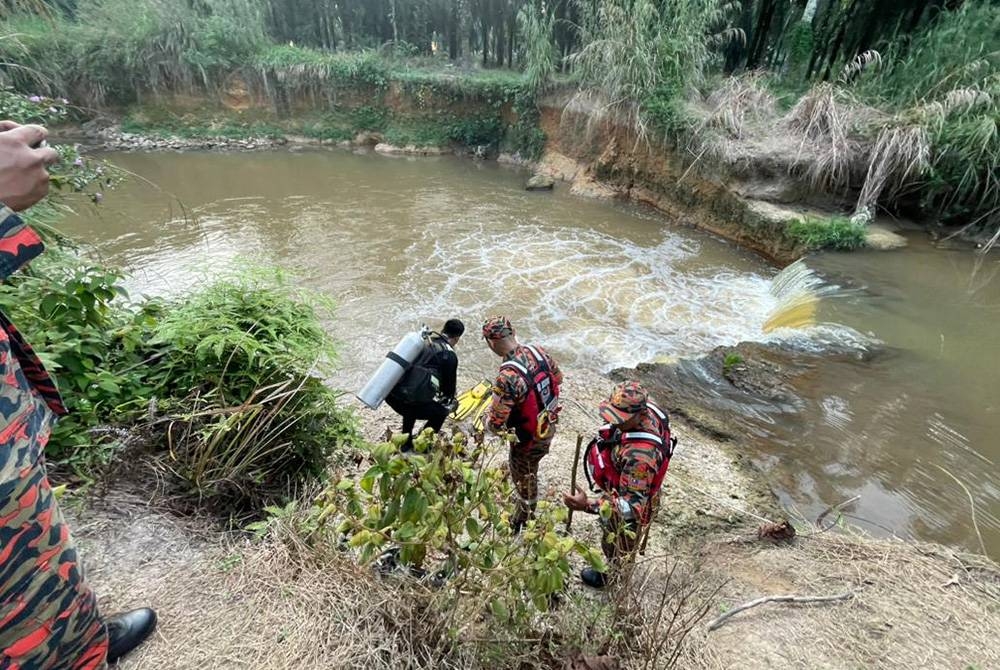 Anggota bomba melakukan kerja-kerja mencari dan menyelamat mangsa di Sungai Pulai, Iskandar Puteri pada Rabu