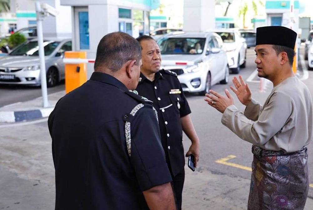 Onn Hafiz ( kanan) membuat tinjauan ke CIQ BSI susulan aduan orang ramai mengenai kesesakan luar biasa di Tambak Johor, di sini pada Jumaat.- Foto: FB Onn Hafiz