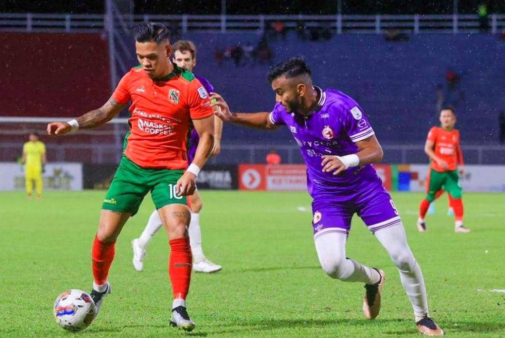 Pemain Kelantan FC (kanan) mengawal ketat penyerang Kelantan United pada aksi Liga Super di Stadium Sultan Muhammad IV, Kota Bharu, pada Jumaat.