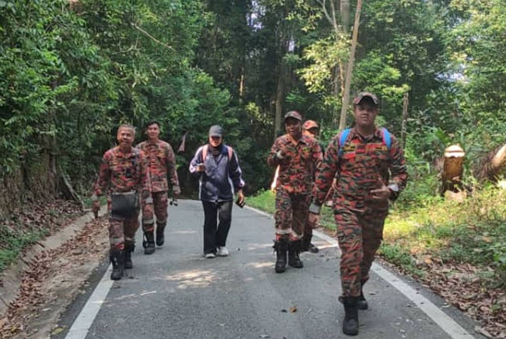 Remaja perempuan yang dilaporkan tersesat ketika beriadah di kawasan Hutan Bukit Pelindung awal pagi Sabtu ditemui selamat. - Foto: Bomba Pahang