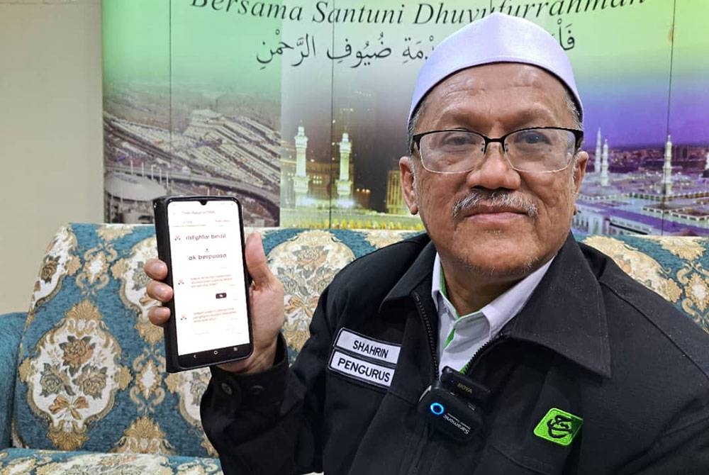 Shahrin menunjukkan perkhidmatan e-Taib yang boleh diakses jemaah dan petugas haji.