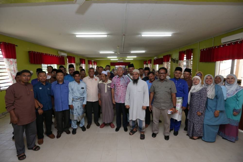 Mahdzir (tengah) hadir merasmikan Mesyuarat Agung Tahunan Kali ke- 7, Pertubuhan Kami Anak Felda (KAF) Wilayah Alor Setar, di Dewan Felda Lubuk Merbau, Padang Terap pada Sabtu. 