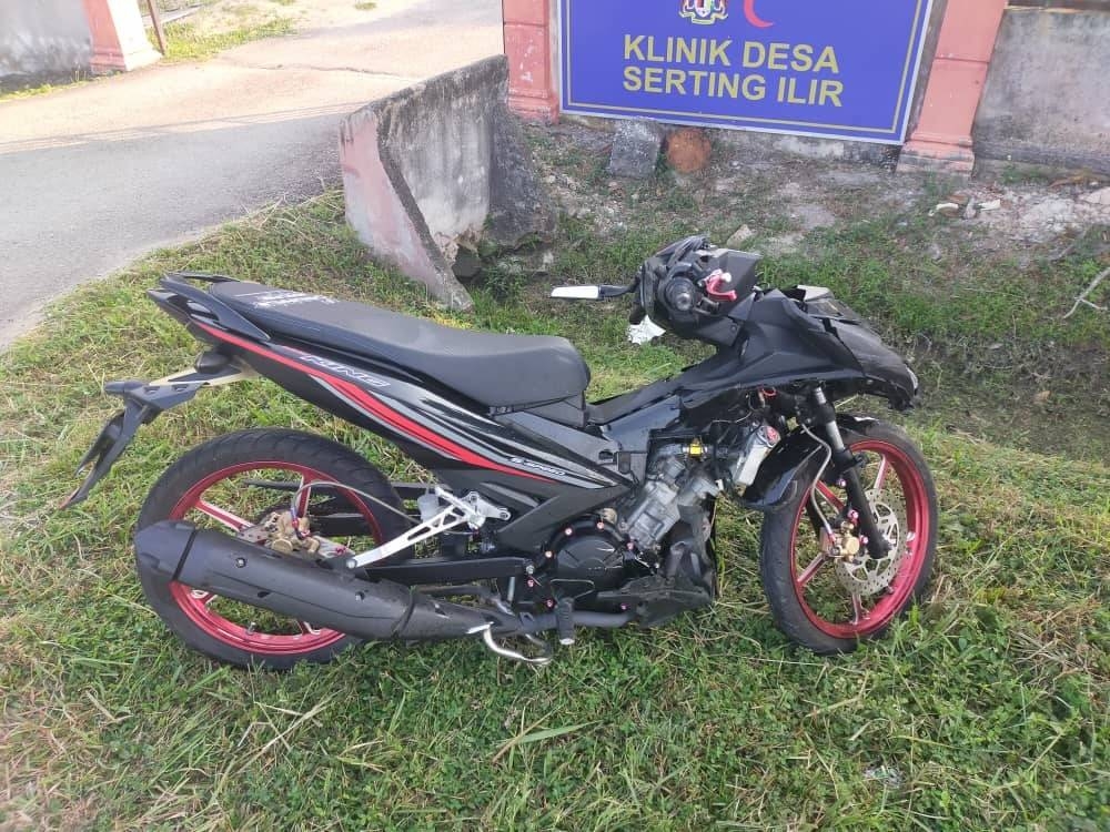 Keadaan motosikal yang dibonceng mangsa bersama rakannya dalam kemalangan di Kilometer 7, Jalan Bahau-Batu Kikir pada Sabtu. - Foto PDRM