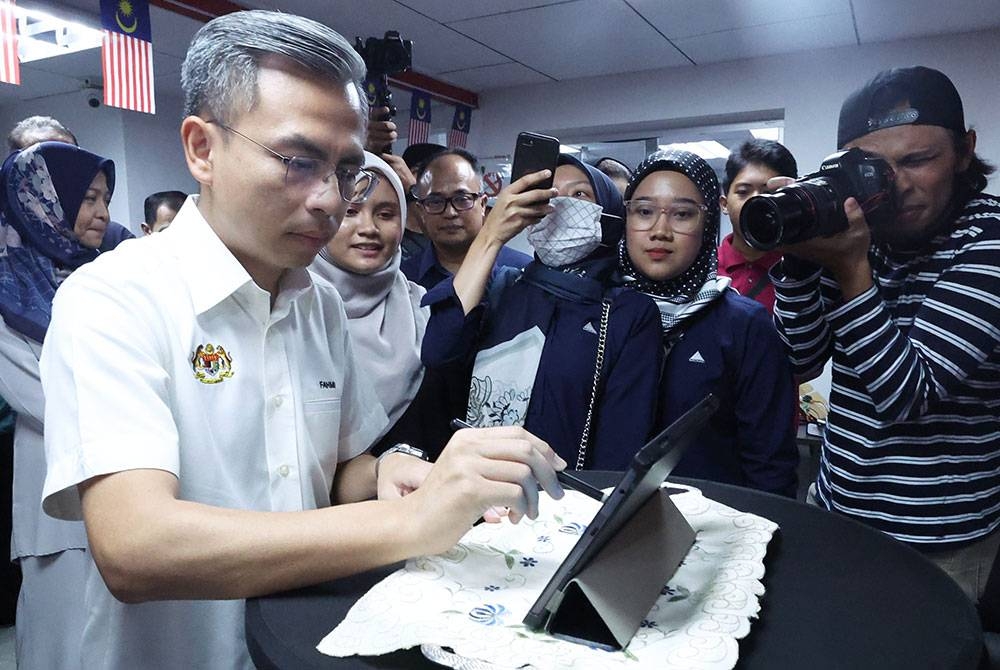 Menteri Komunikasi dan Digital Fahmi Fadzil merasmikan Hari Bersama Komuniti PEDi di Pusat Ekonomi Digital (PEDi) Kota Kuala Muda, hari ini. - Foto Bernama