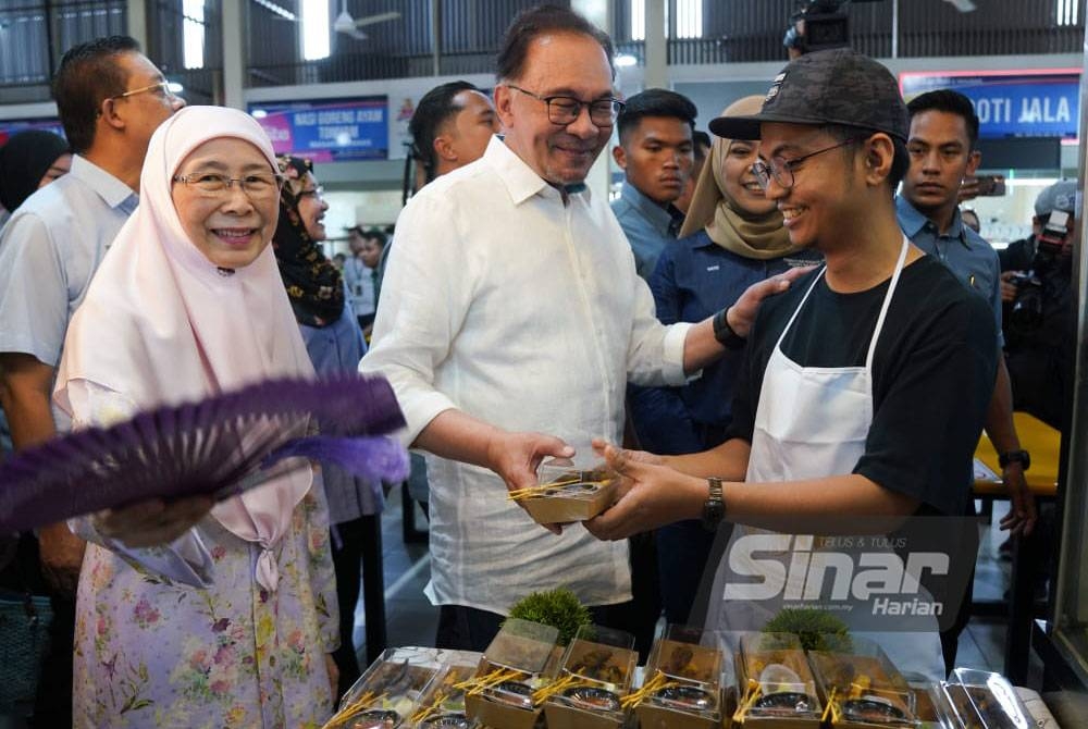 Anwar bersama Wan Azizah ketika melawat medan selera selepas perasmian D&#039;Anjung Medan Selera Madani Jalan Jujur Bandar Tun Razak pada Sabtu. - Foto ROSLI TALIB/SINAR HARIAN