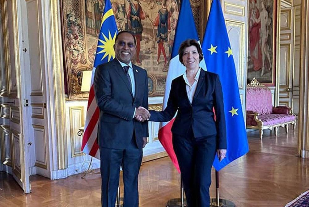 Menteri Luar Perancis, Catherine Colonna semasa pertemuan dua hala dengan Menteri Luar Malaysia, Datuk Seri Dr Zambry Abdul Kadir pada Khamis (1 Jun), semasa lawatan kerjanya ke Paris. - Foto FB Zambry