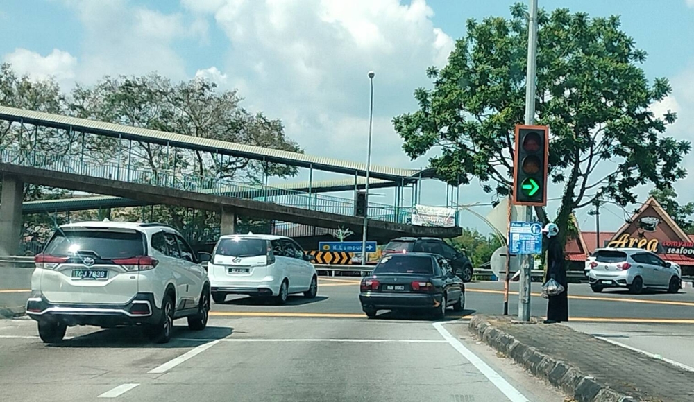 Aktiviti menjaja di persimpangan lampu isyarat aktif di daerah boleh membahayakan nyawa.