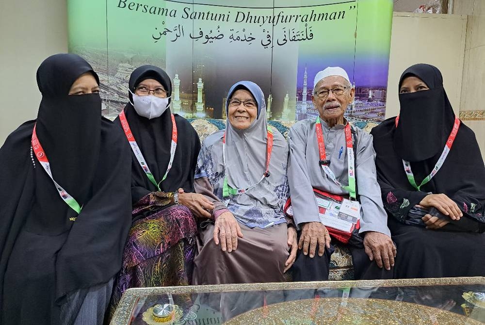 Yusoff (dua kanan) dan Saedah (tengah) bersama anak-anak yang menemani di Tanah Suci pada tahun ini.