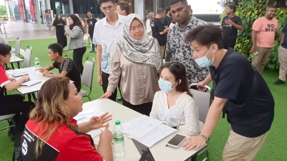 Amira Aisya meninjau kaunter perkhidmatan guaman percuma selepas melancarkan Majlis Klinik Guaman Muda di pusat beli belah Toppen, Tebrau, Johor Bahru pada Sabtu.