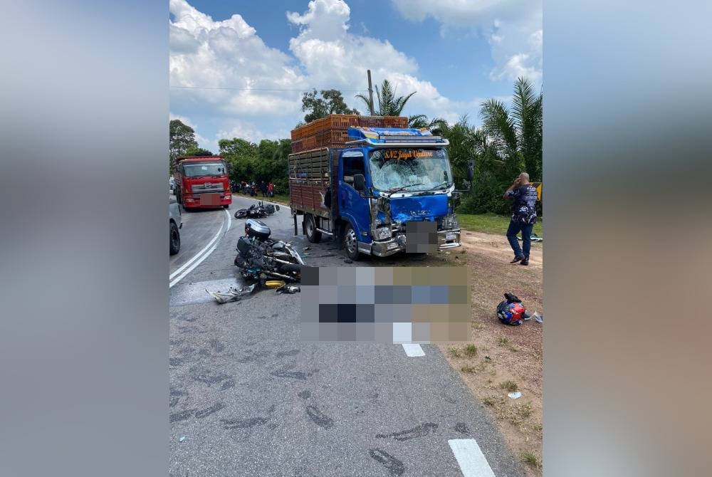 Keadaan kemalangan membabitkan dua motosikal berkuasa tinggi di Jalan Palong-Pasir Besar pada Sabtu. - Foto PDRM