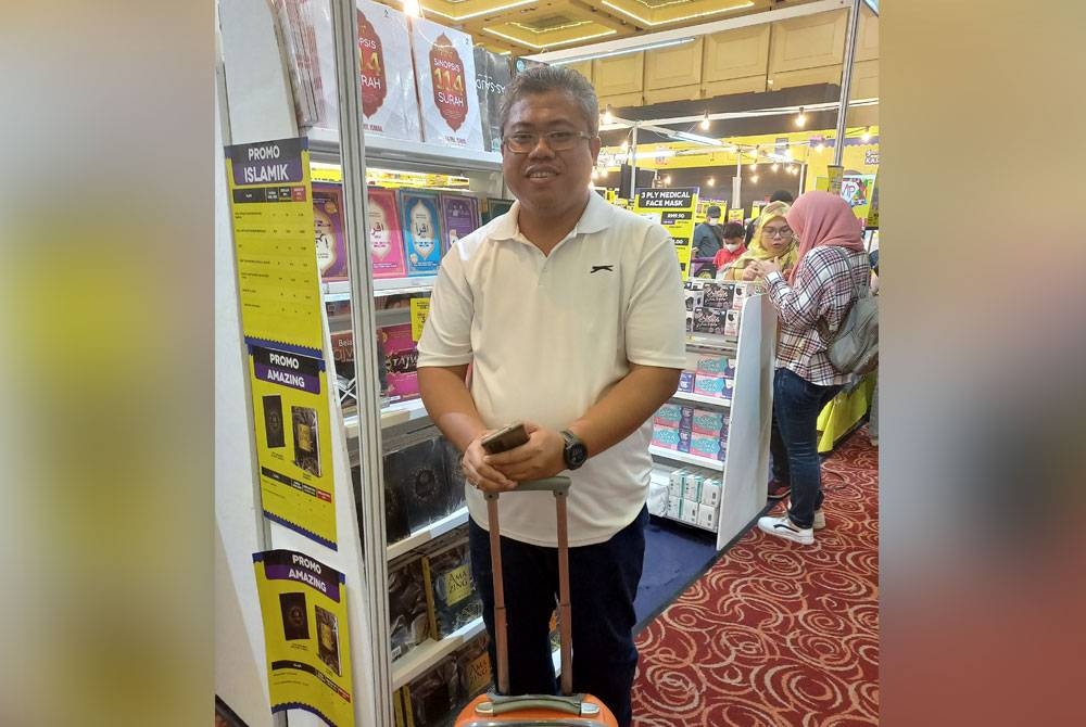 Noor Azhar bersama bagasi yang dibawa ketika membeli buku di Pesta Buku Antarabangsa Kuala Lumpur (PBAKL).