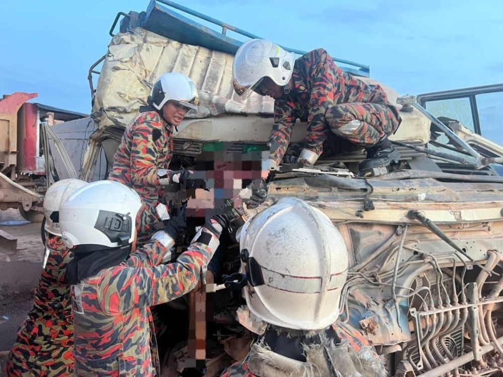 Seorang pemandu tersepit selepas lori dipandu terlibat kemalangan dengan sebuah lori bawa muatan tanah di Jalan Perindustrian Sedenak, Kulai pada Sabtu.