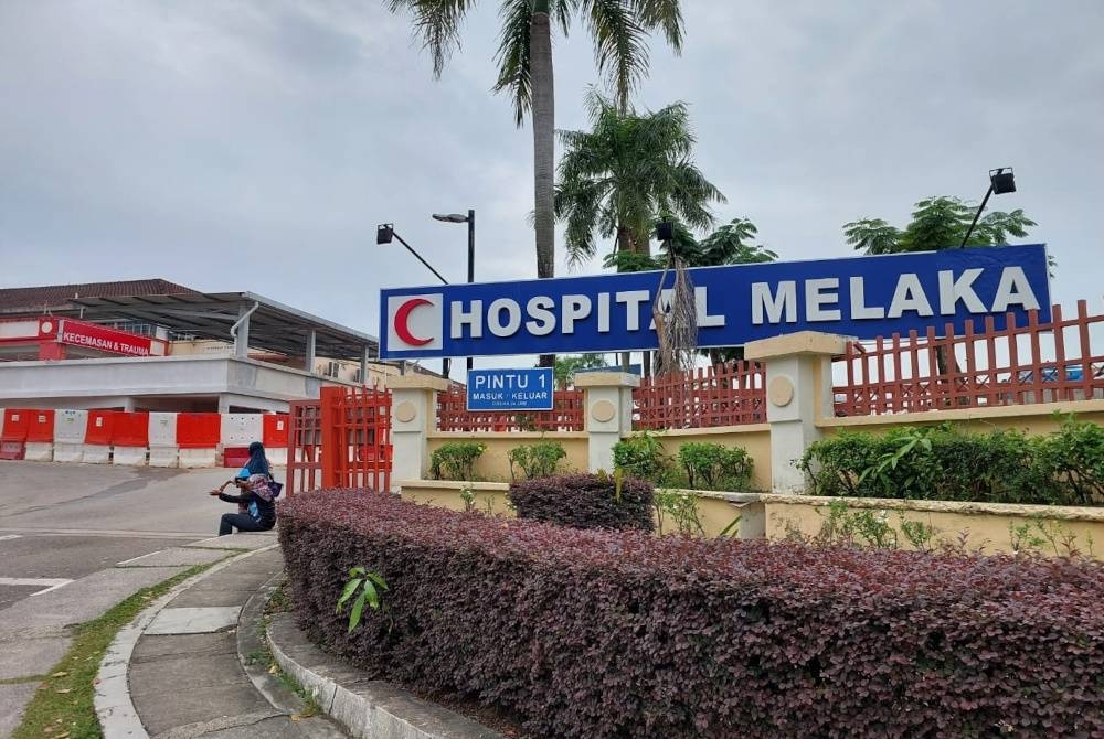 Video tular yang memaparkan proses memindahkan pesakit di wad aras empat ke aras tiga dengan menggunakan tangga kerana berlaku situasi luar jangka gangguan perkhidmatan lif di Blok F Hospital Melaka.