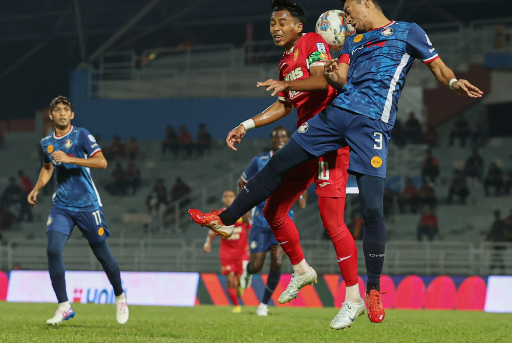 Pemain Selangor, Muhammad Mukhairi Ajmal Mahadi diasak pemain PDRM, Mohamad Azmi Muslim pada perlawanan Liga Super di Stadium Majlis Bandaraya Petaling Jaya pada Sabtu.