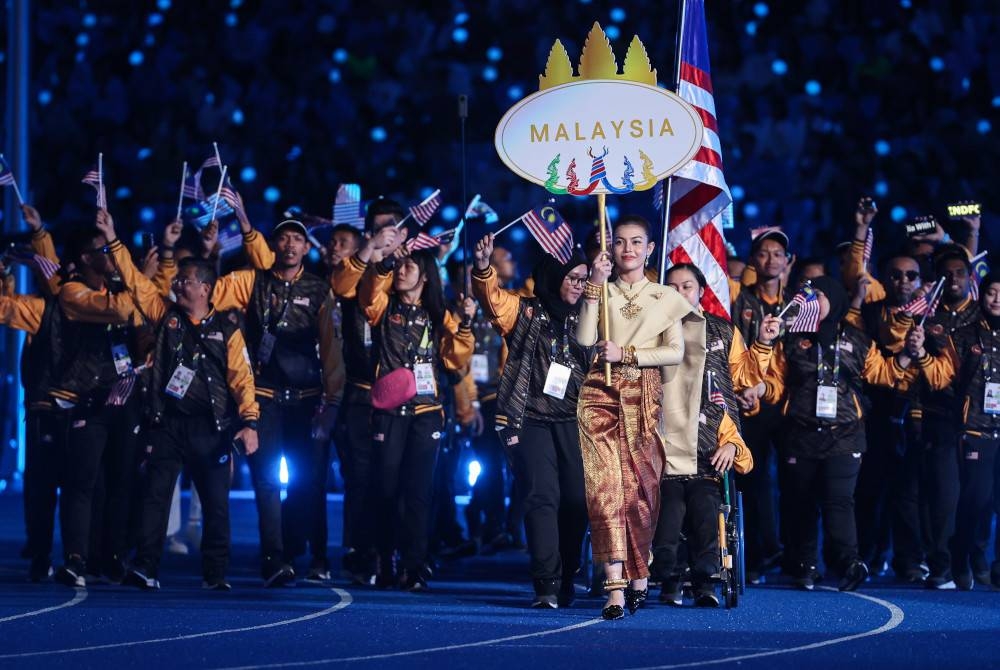 Kontinjen negara diwakili 48 delegasi terdiri daripada 34 atlet diketuai Noor Syahieda dan Angeline Melissa Lawas galas tugas sebagai pembawa Jalur Gemilang. - Foto Bernama