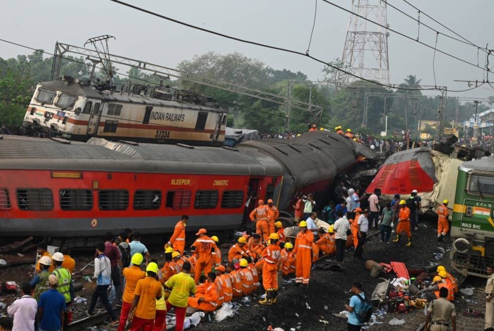 Sekurang-kurangnya 290 orang terbunuh dan 1,100 lagi cedera dalam nahas kereta api paling buruk dalam tempoh lebih sedekad. - Foto AFP