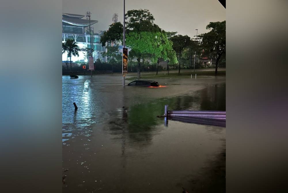 Kenderaan yang dipandu seorang wanita terperangkap di dalam banjir di Klang Central, Jalan Meru, Taman Perindustrian Meru, pada Ahad.