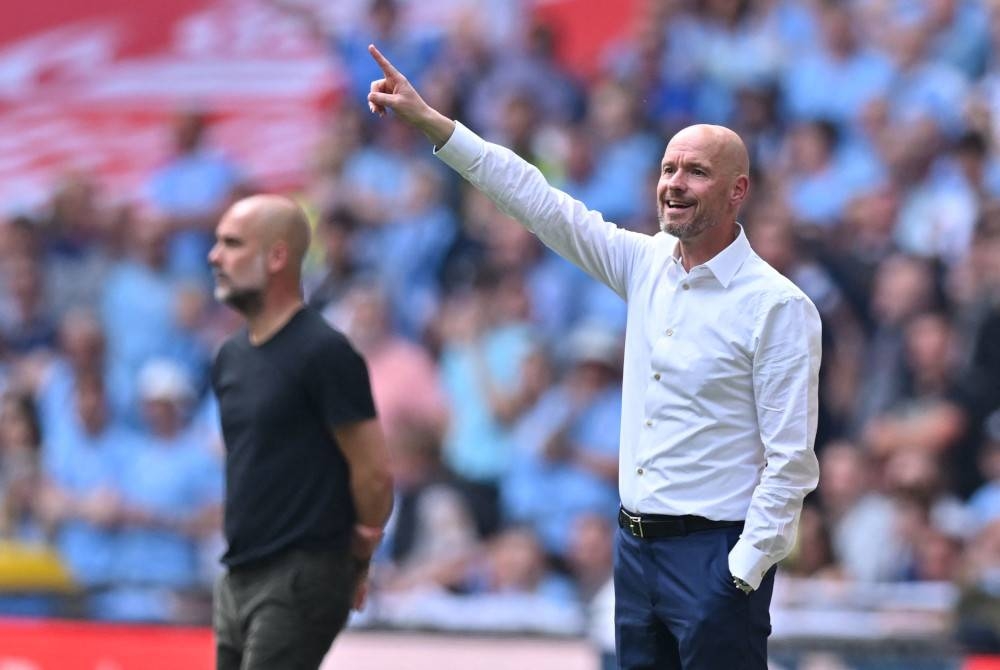 Ten Hag (kanan) memberikan arahan kepada pemainnya ketika menentang City. - FOTO AFP