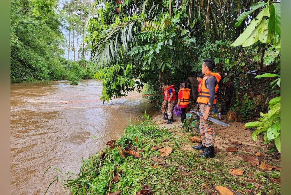 Anggota bomba menjalankan operasi dengan kaedah &#039;surface searching&#039; dilakukan bagi mengesan kanak-kanak lelaki berusia lapan tahun yang dikhuatiri lemas di Teratak River View Lubuk Hantu, Tanjung Malim. - Foto Ihsan bomba Perak