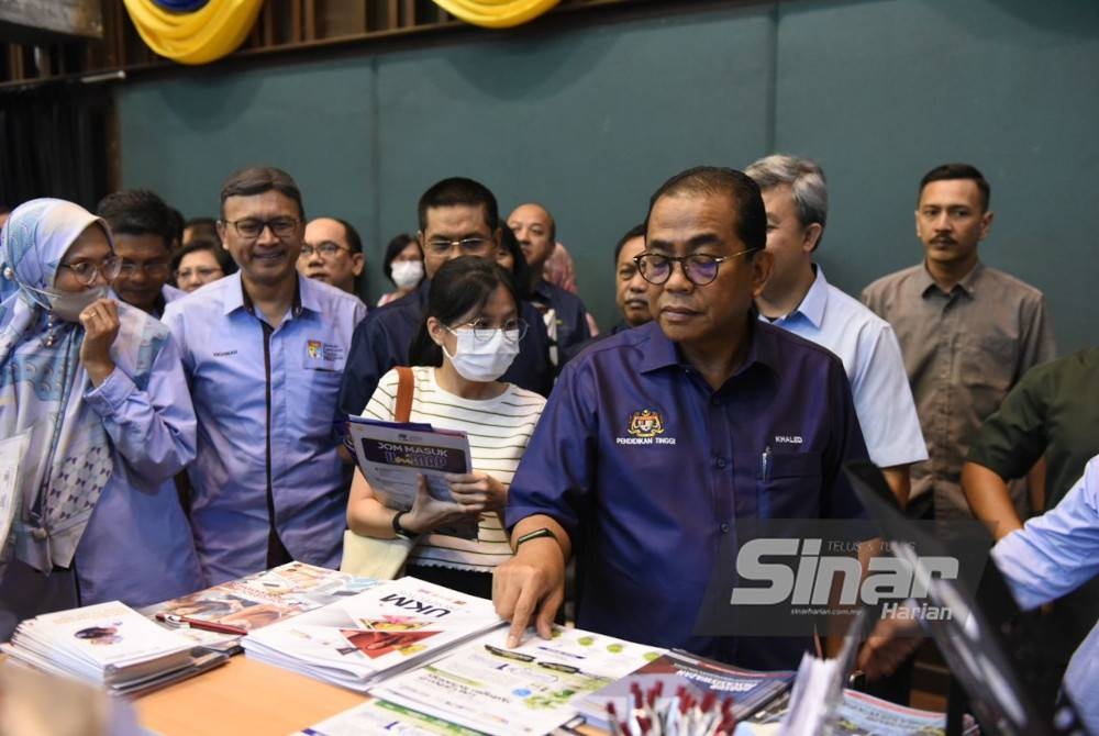 Mohamed Khaled (kanan) selepas merasmikan Majlis Penutupan Program Jom Masuk U 2023 di Universiti Malaya pada Ahad. - Foto SINAR HARIAN/MOHD RAFIQ REDZUAN HAMZAH