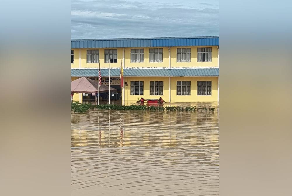 Pasukan bomba menggunakan bot fiber bagi menyelamatkan mangsa banjir yang terperangkap dalam pejabat di sebuah institut memandu di Jalan Kuala Selangor, Ijok di sini pada Ahad.