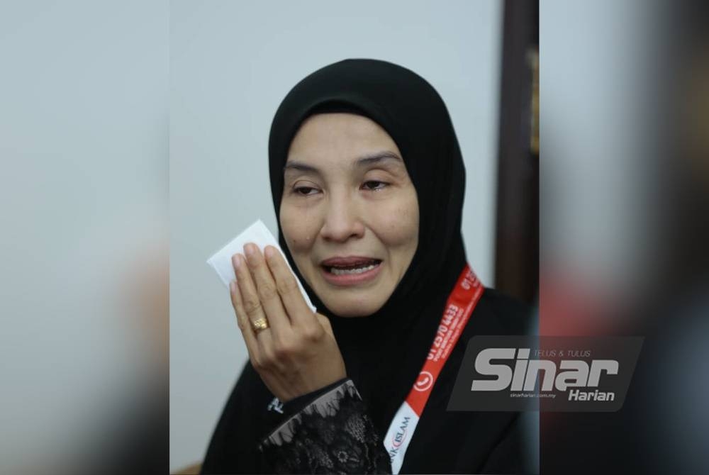 Lisdawati menitis air mata ketika ditemubual wartawan di Makkah pada Sabtu.