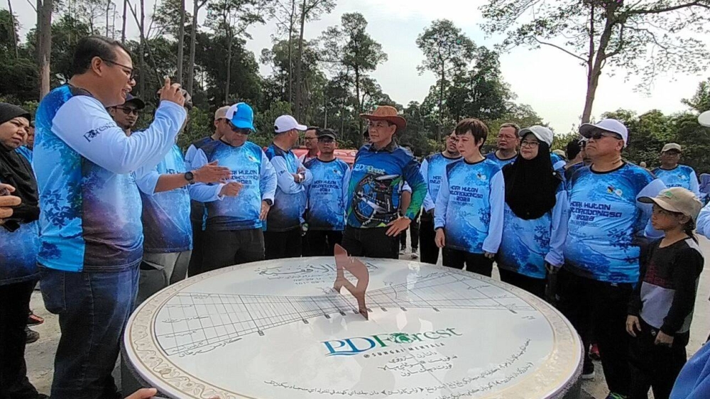 Aminuddin (enam kiri) ketika meninjau Jam Matahari Terbesar Dalam Hutan Simpan di PD Forest.