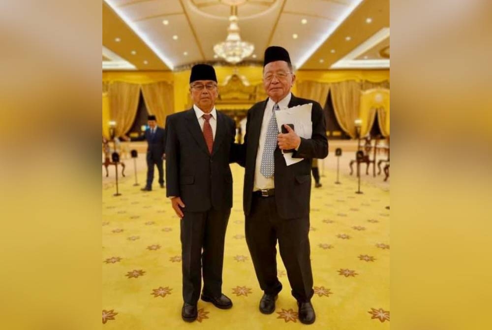 Foto Kit Siang yang menghadiri raptai majlis penganugerahan darjah kebesaran Tan Sri dikongsi bekas Ahli Parlimen Jelutong, Jeff Ooi Chuan Aun di Facebook, pada Ahad.