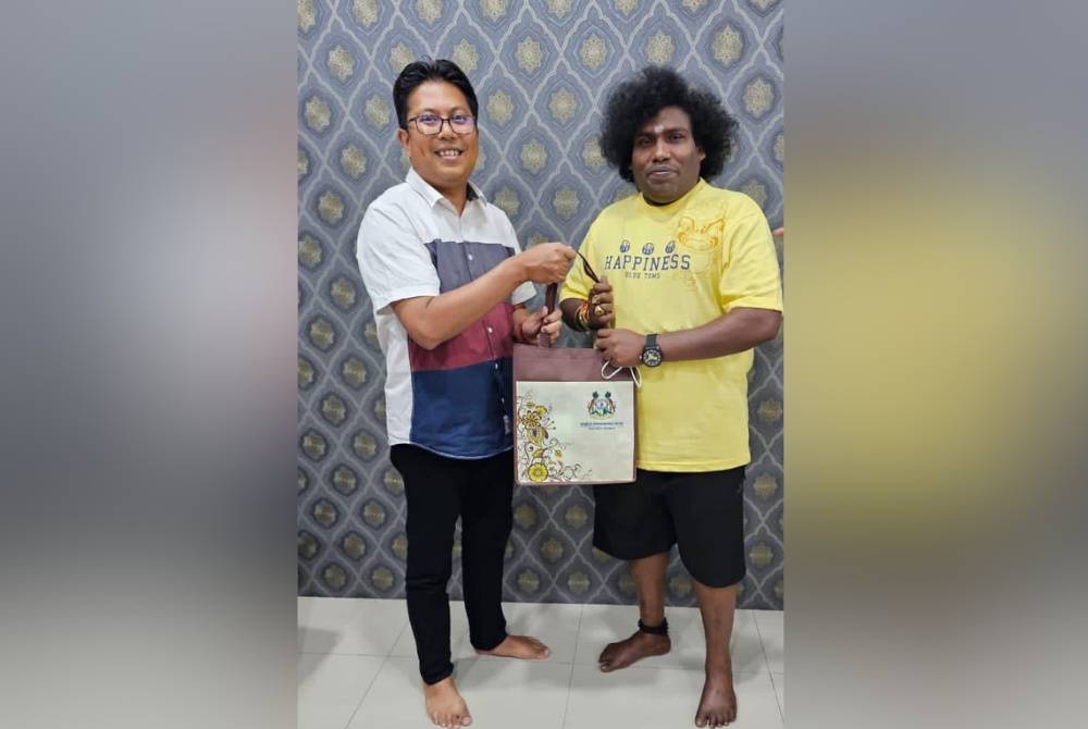 Arif mewakili Datuk Bandar Ipoh menyampaikan cenderamata kepada Yogi Babu. - Foto Majlis Bandaraya Ipoh